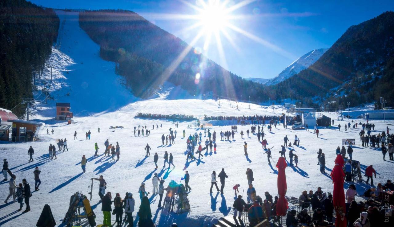 בנסקו Skiing, Walking, Enjoying In Mountains מראה חיצוני תמונה